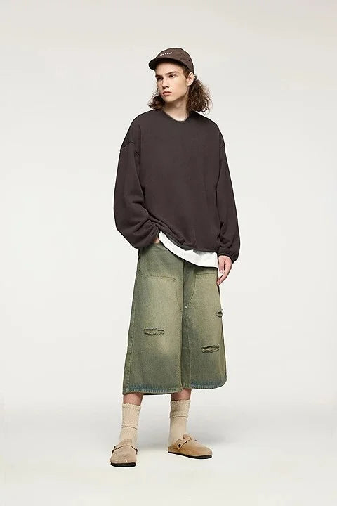 oversize-herren-outfit-langer-sweater-kurze-jeans