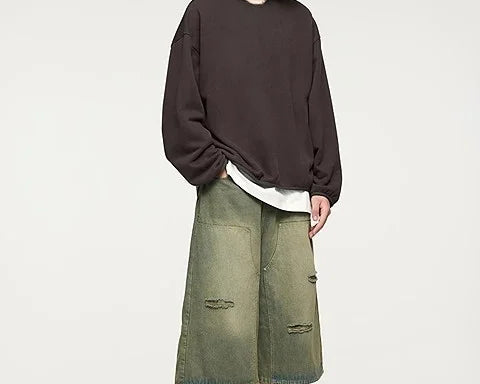 oversize-herren-outfit-langer-sweater-kurze-jeans